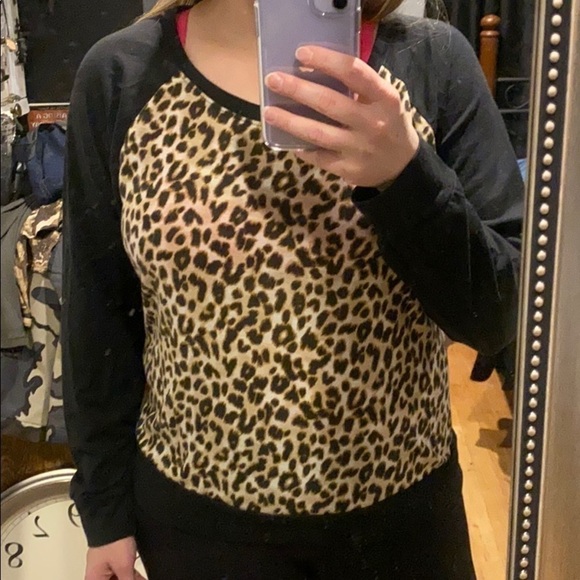 VS Pink Lightweight Leopard Long Sleeve EUC - Picture 1 of 6